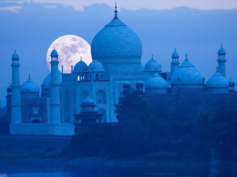 The night view of Taj Mahal
